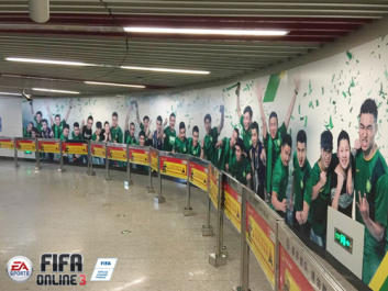 地铁换肤这么酷！ 《FIFA OL 3》北京地铁广告惊呆众人
