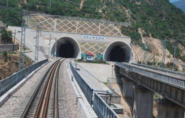 云南丽江至香格里拉铁路蒙古哨隧道贯通