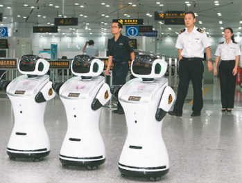 拱北海关机器人“上岗” 旅客喜获新体验