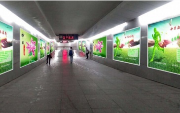 【招标】哈密站二楼进站通道两侧亚克力展牌广告