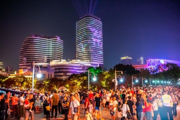 海珠广场国庆期间人流“爆表”，星寰成亮丽风景线
