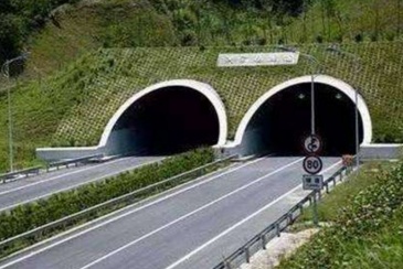 广汕铁路惠东段迎牌山隧道开工挖掘 2021全线完工