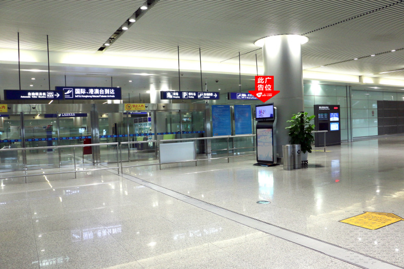 长沙黄花国际机场到达层国际到达出站口旁