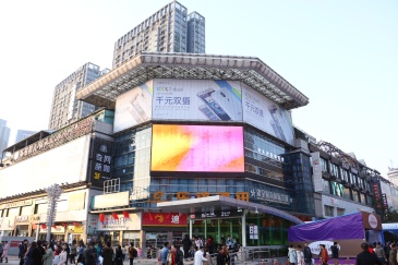 人民西路黄兴广场乐语通讯墙面大牌
