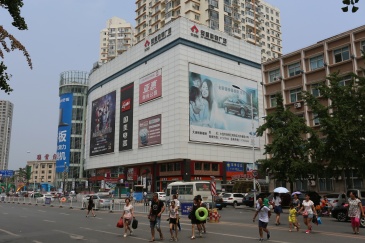 胜利路与斯大林路交汇处安盛购物广场南墙墙面大牌