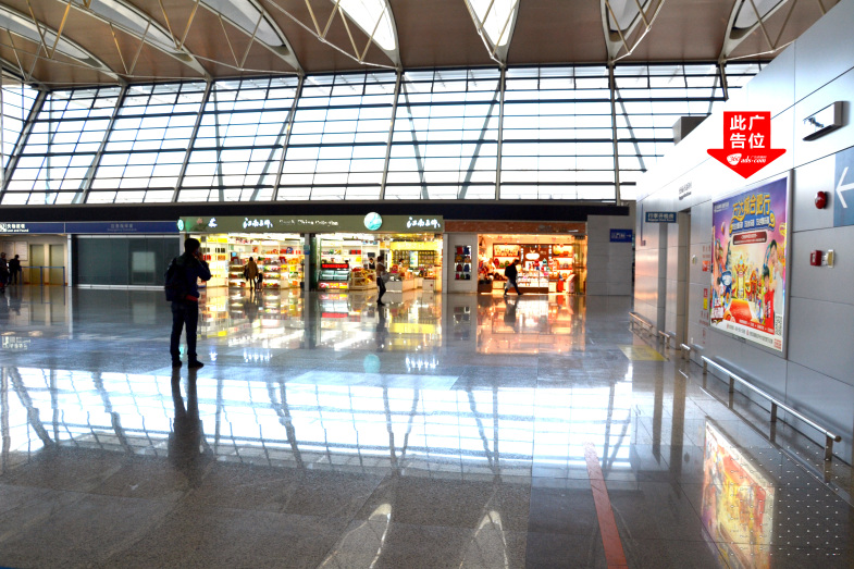 上海浦东国际机场t2航站楼出发层值机岛l墙面