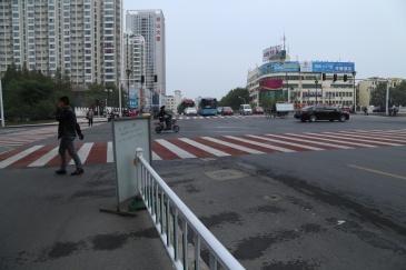 淮海北路与漕运西路交汇处水门桥楼顶大牌