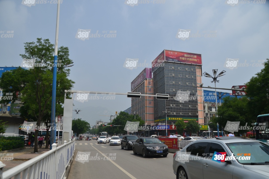 东岳大街与龙潭路交汇处东北角汉庭酒店楼顶大牌