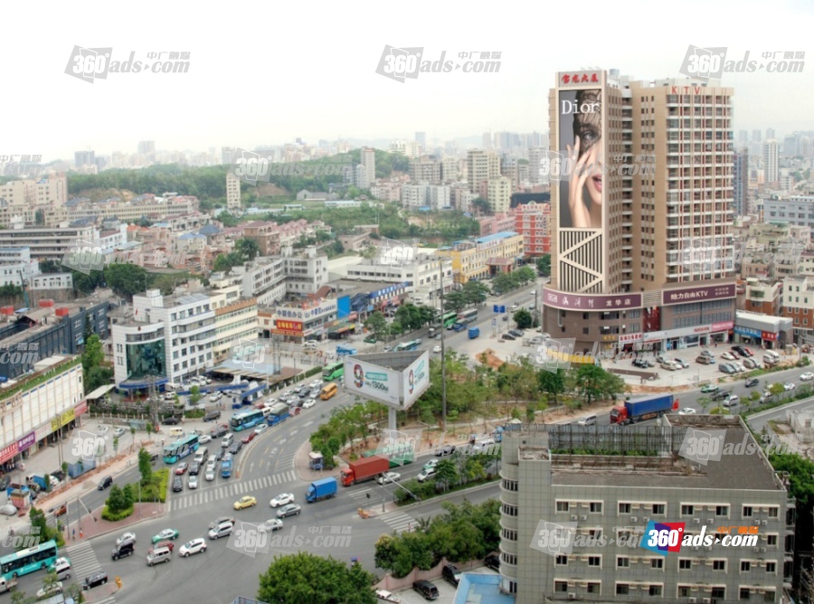 布龙路与龙观路交汇处宝龙大厦墙面大牌