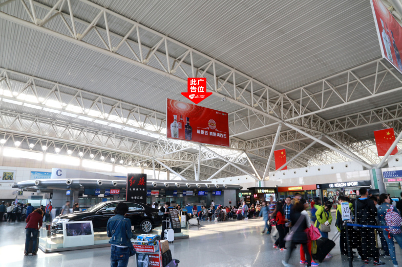 长春龙嘉国际机场出发层值机岛上空挂旗