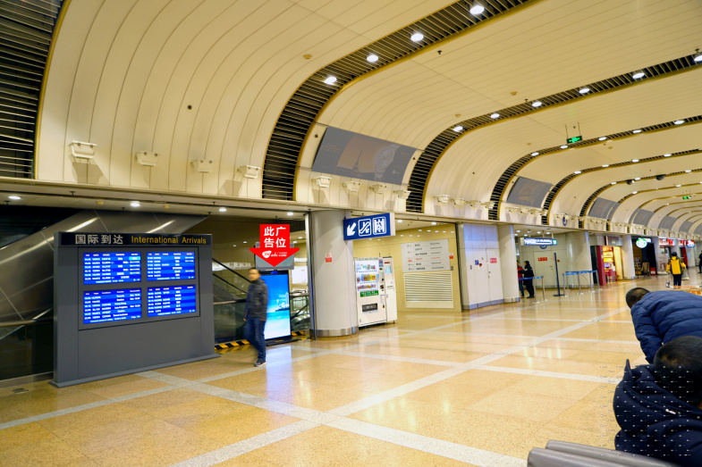 北京首都国际机场t2航站楼到达层1号出入口旁扶梯处