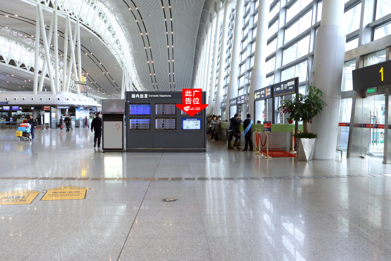 长沙黄花国际机场出发层1号出入口旁航班信息显示屏