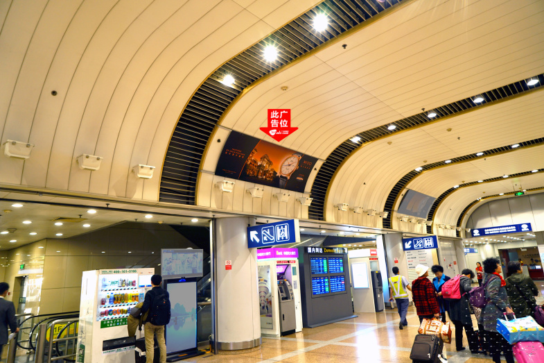 北京首都国际机场t2航站楼到达层内墙面