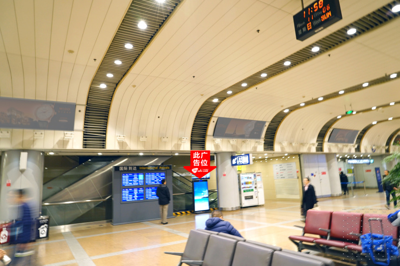 国际机场t2航站楼到达层出入口旁扶梯处